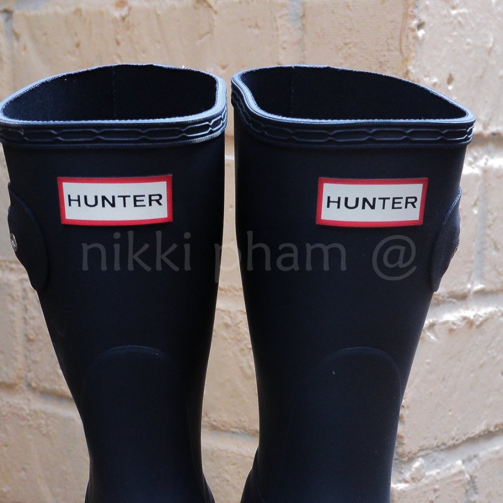 Hunter Women's Original Short Rain Boots in NAVY color . - Picture 6 of 10